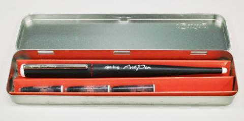 カンペンケースとカートリッジが付属します。