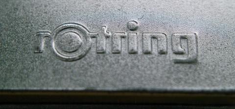 ケースのフタには一応ロットリングのロゴが入っています。