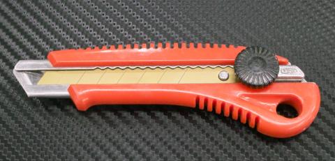 NTカッター L-550、通称『赤ギザ』にセット!