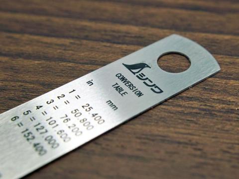 シンワ測定のマークが...