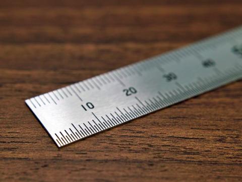 片側は0.5mm単位、反対側は1mm単位で計測できます。