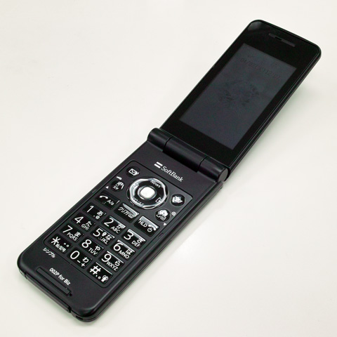 パカッ、開くとアララ普通のケータイ...