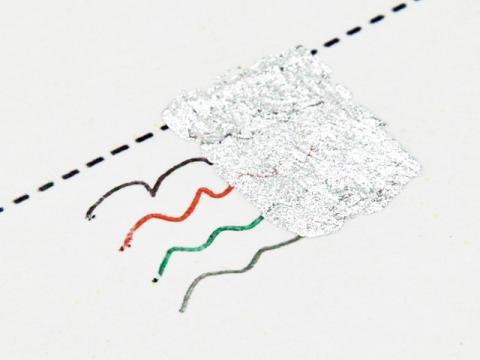 点線はコピーのトナー、ボールペン3色と一番下がシャープペン、シルバーで半分塗っています。