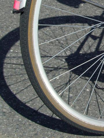 交換前のタイヤ、側面が劣化してデコボコになってます。