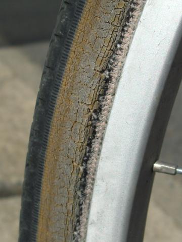 完全にボロボロで、デコボコのせいで真っ直ぐ走れませんでした。。。