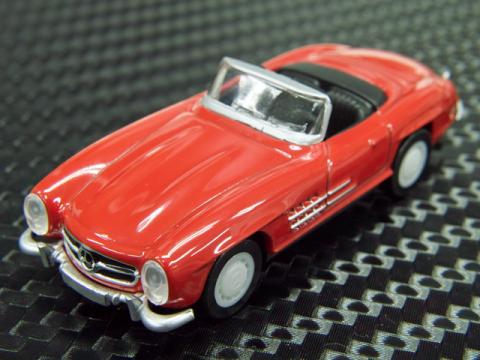 特徴的なスタイリングと真っ赤な塗装が印象的です。