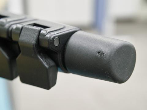 接地部分はゴム足です。長く使っていると抜けてしまうかも...