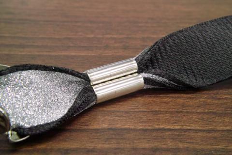 カシメ部分の裏側、ここでジョイントしています。