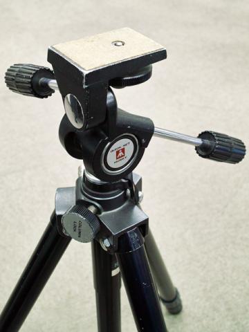 骨太な感じのゴツい三脚です。