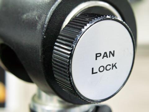 パンロック用の大型ローレットネジ。