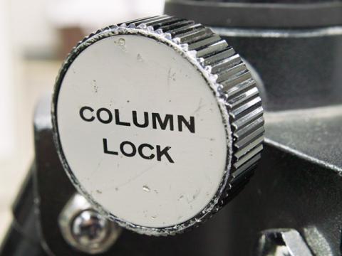 エレベータ固定用のローレットネジ