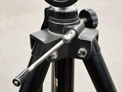 ローレットネジを緩めてレバーを回すとエレベータが昇降します。