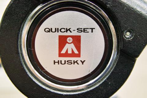クイックセット社とハスキーのロゴがキラリ!