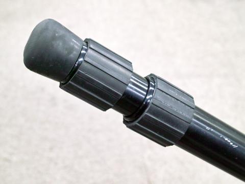 足の伸縮はこのリングを緩めて行います。接地部はゴム製です。