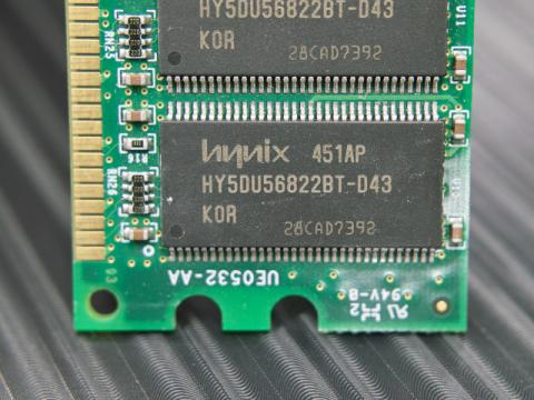 韓国HynixのHY5DU56822BT-D43チップが載ってます