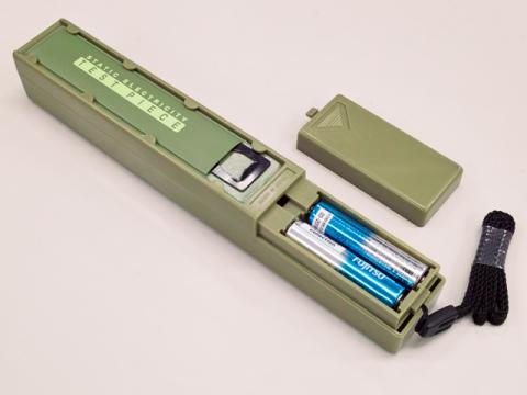 裏側:手前側に電池ボックス、奥にテストピースを収納できます。