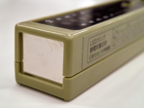 先端の金属部分がセンサーになっています。