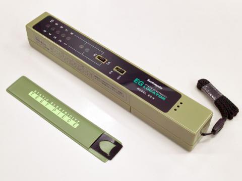 本体とビニールケースに入ったテストピース(樹脂板)