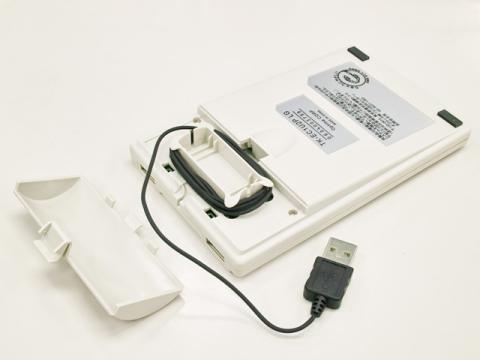 本体裏側のフタを開けて収納します。