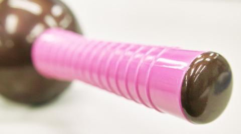 グリップは回転式で、親指でつば部分をクルクル回して使うらしいです。