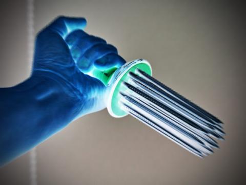 こうやって持つとちょっと怖いですねw