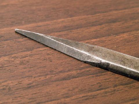 打ち鍛えられたかなり硬い鋼材を使用しています。