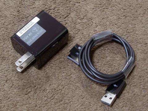 箱の中にはアダプターとケーブルだけが入っていました。