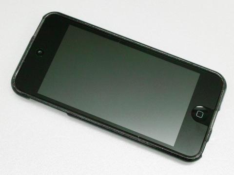 ちょっとゴツい感じになります。(液晶保護フィルムは他社製)