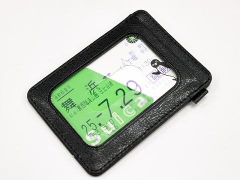 SUICAの定期を入れた様子