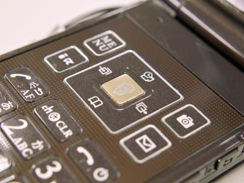 決定ボタンの金メッキも剥げてます。