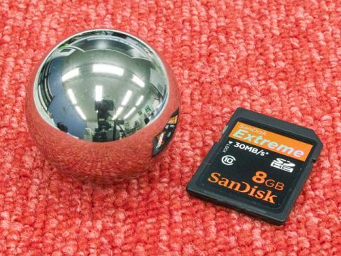 SDカードとのサイズ比較(隠れたつもりだったけど頭が写ってる〜w)