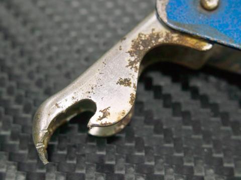 缶の縁に引っ掛けて「カパッ」と穴をあけます。