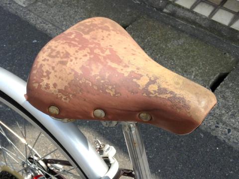 雨ざらしで一気にボロボロになりました...