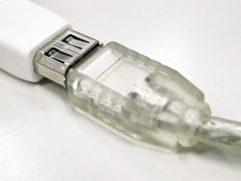 旧DVDドライブのケーブルを接続した様子