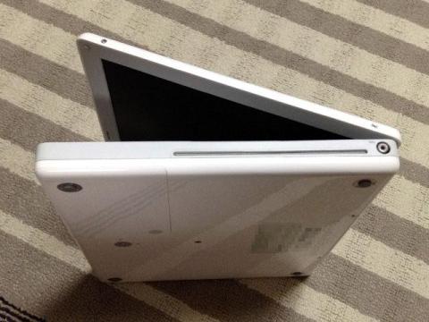 スッキリした右側面、光学ドライブは壊れていますorz