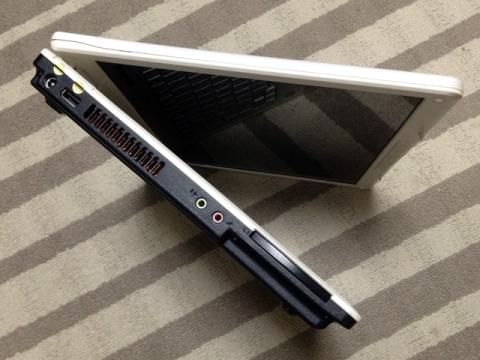 左側面の排気ダクト、ここから熱風が。アチチ!