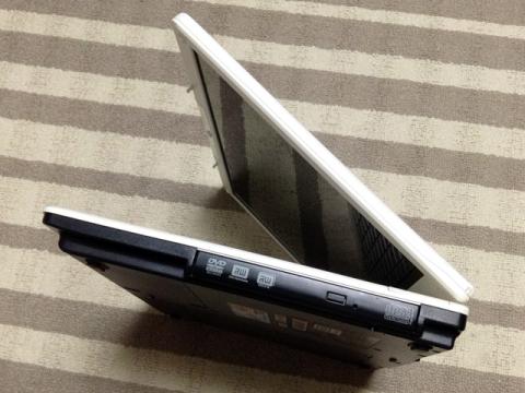 右側面には光学ドライブが付属。