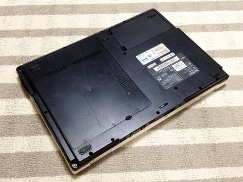 裏面。。。かなりキズだらけです。