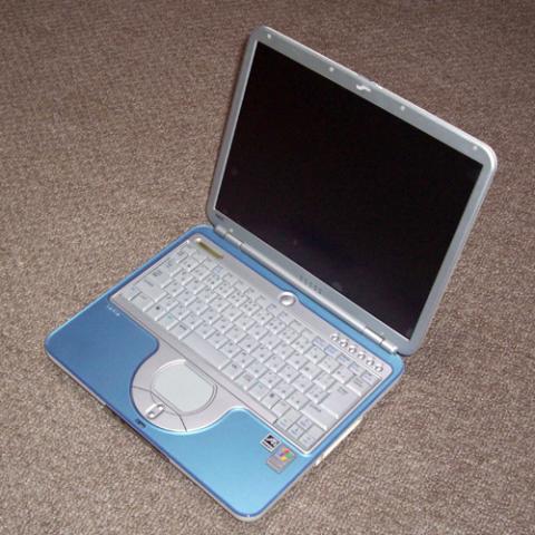 中は透明感のあるブルーとシルバーのキーボードとなっています。