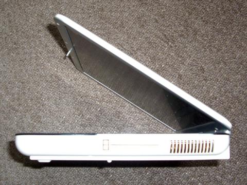 右側面にはPCカードスロットと排気口があります。