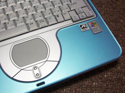 タッチパッド周りも変わったデザインとなっています。