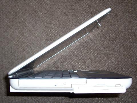 左側面に光学ドライブとFDDが付属しています。