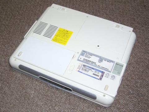 裏面はプラスチッキーな感じです。。。