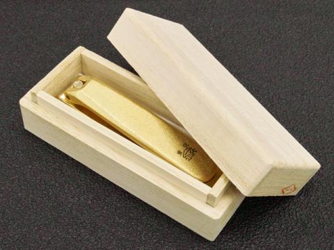 桐箱を開けると金色に輝く爪切りが...