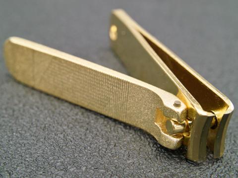 使い方は普通の爪切りと全く同じです。