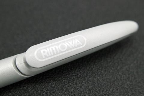 お馴染み「RIMOWA」のロゴが入っています。