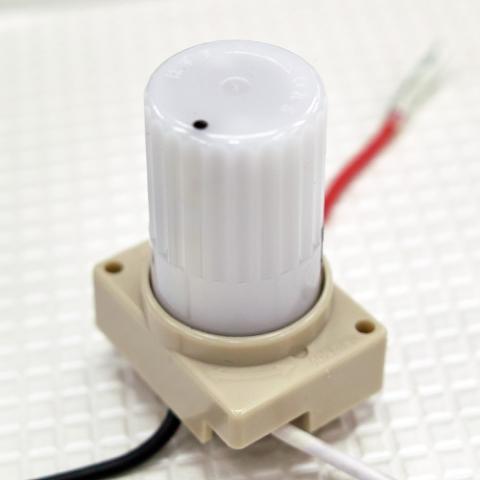 センサーの黒いポッチをソケットの印に合わせて挿入し、回してロックします。