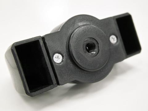 裏側の三脚用ねじ穴。横のねじ頭の処理がちょっと安っぽい感じ...