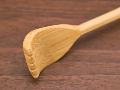 柄が細いので襟首の部分からスッと中に入れられます。(直掻き)