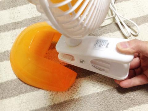 台座をクリップで挟むと...